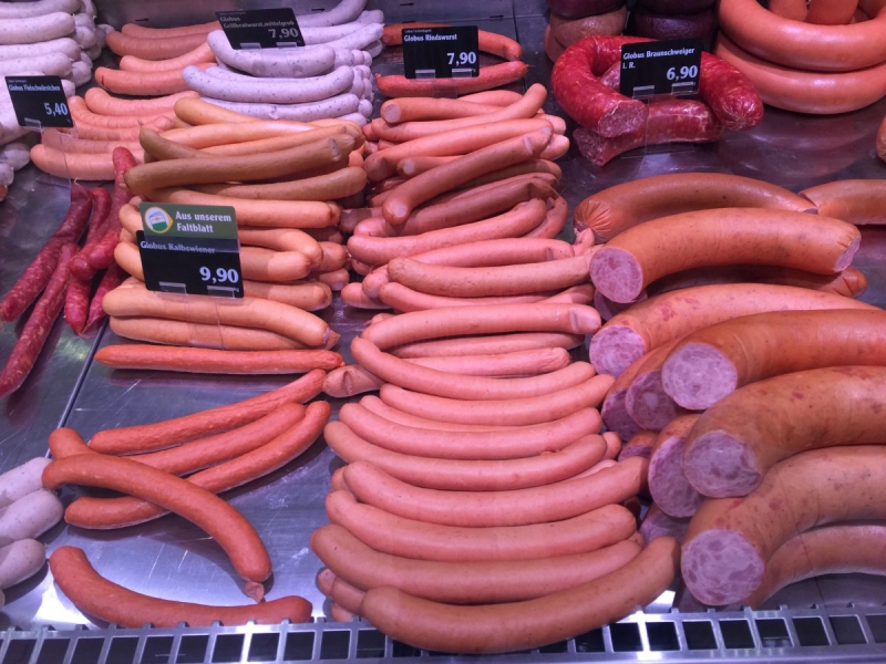 charcuterie-ROQUEBRUNE SUR ARGENS-min_sausages_meat_butchery-1069321